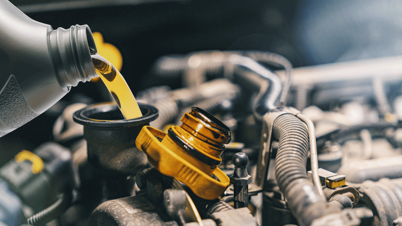 Troca de óleo do carro: quando trocar, quanto custa e 5 dicas
