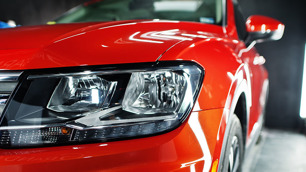 Carro vermelho focado na lanterna do para-choque.