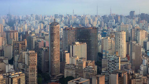 Foto aérea de da cidade de São  Pualo com muitos prédios.