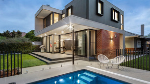 Casa moderna com piscina.